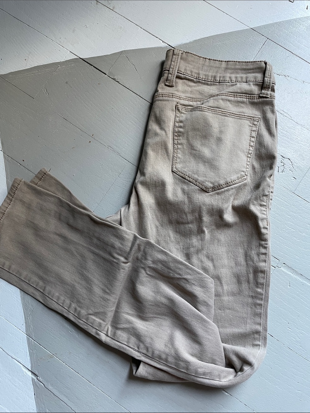 No Boundaries Women's Straight Leg Jeans in Taupe